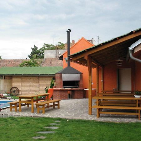 Penzion A Restaurace U Hroznu Velke Bilovice Bagian luar foto