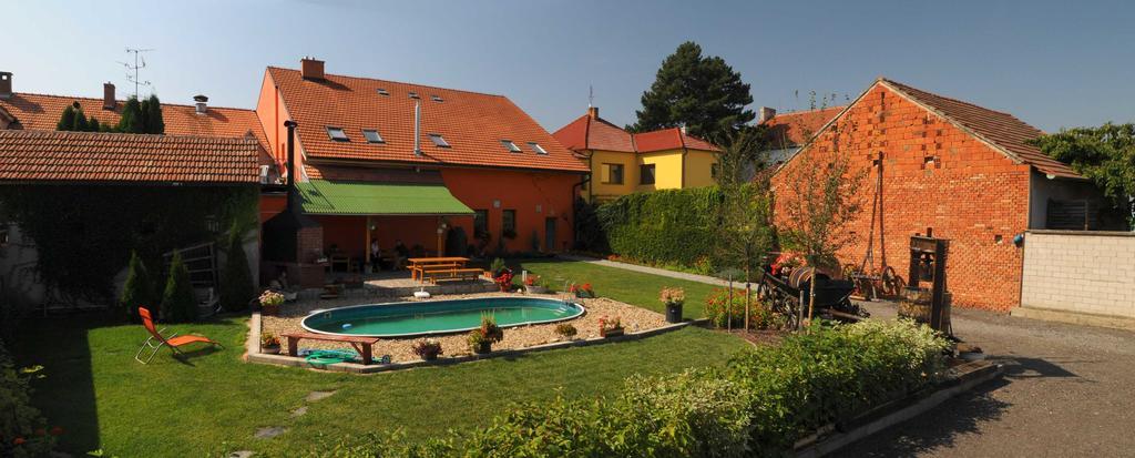 Penzion A Restaurace U Hroznu Velke Bilovice Bagian luar foto