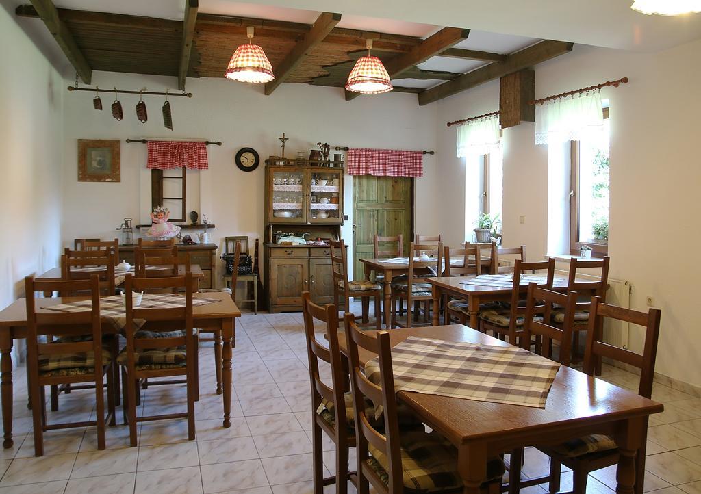Penzion A Restaurace U Hroznu Velke Bilovice Bagian luar foto