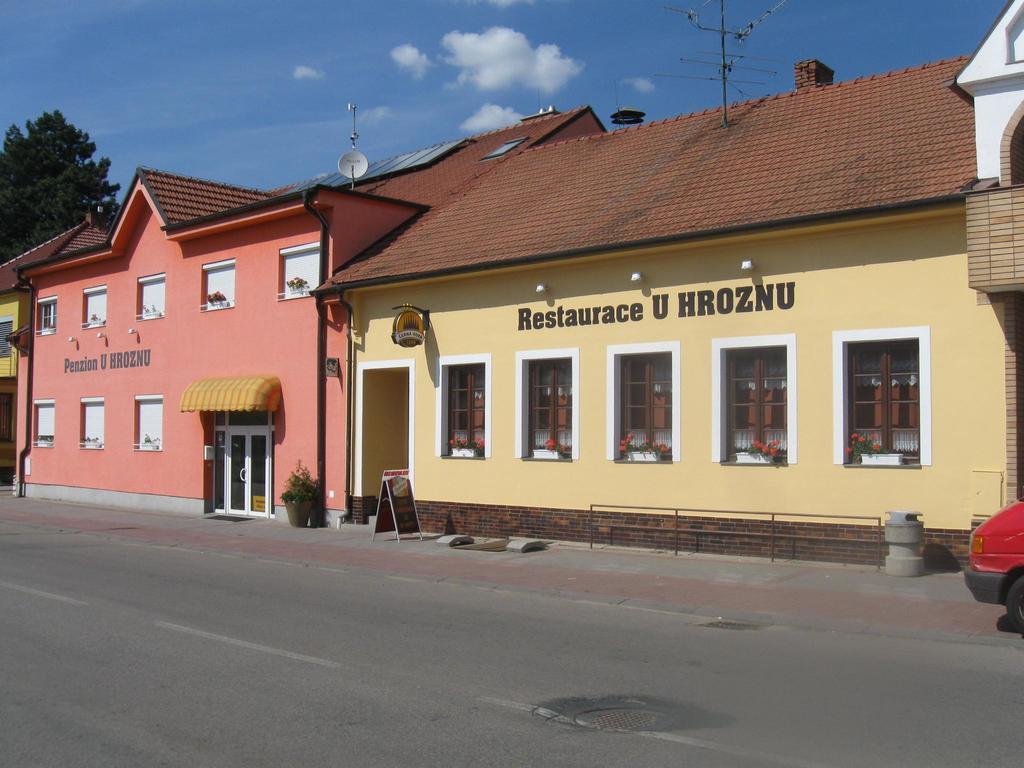 Penzion A Restaurace U Hroznu Velke Bilovice Bagian luar foto