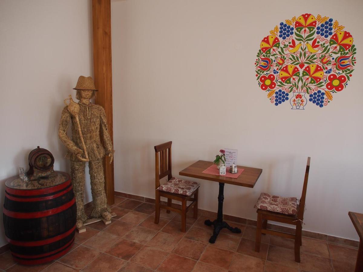 Penzion A Restaurace U Hroznu Velke Bilovice Bagian luar foto