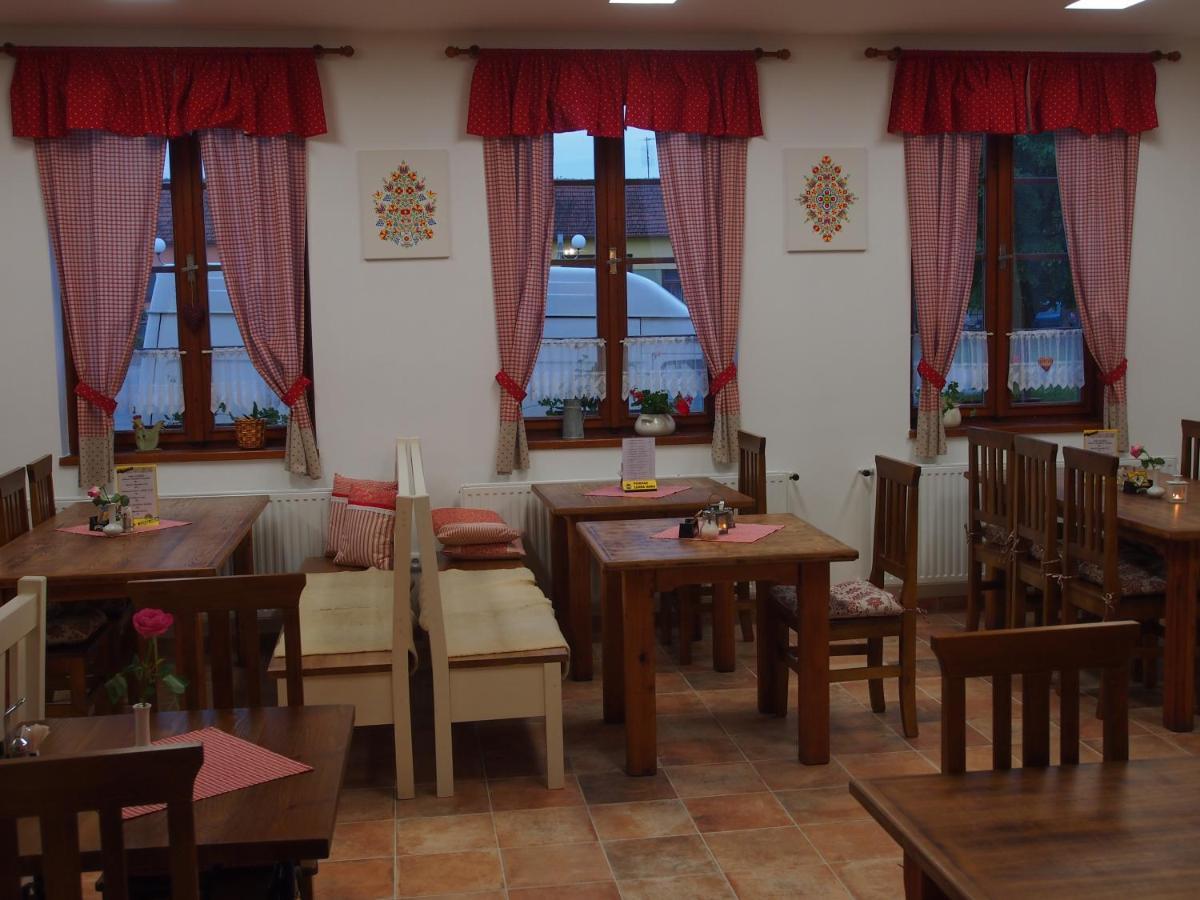 Penzion A Restaurace U Hroznu Velke Bilovice Bagian luar foto