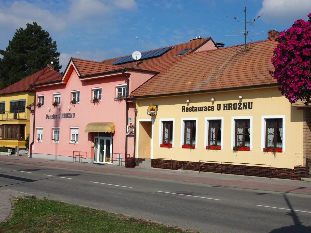 Penzion A Restaurace U Hroznu Velke Bilovice Bagian luar foto